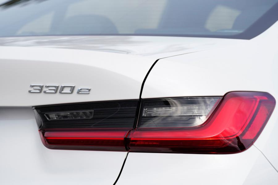 Детали экстерьера BMW 330e M Sport (G20) 2019 года  (JP) (фото 2 из 10)